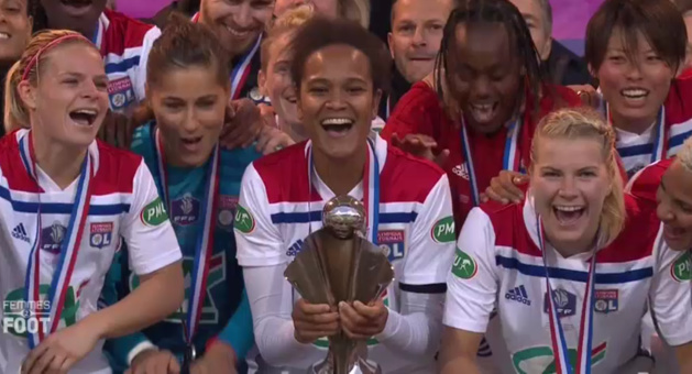 Wendie Renard soulève le trophée (capture image TV)