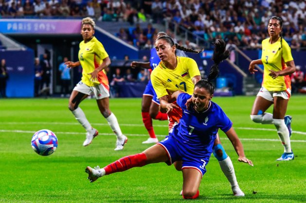 Sakina Karchaoui bousculée comme les Bleues par les Colombiennes (photo FFF)