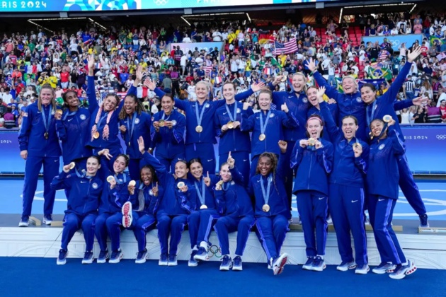 Les Américaines avec leurs médailles au Parc des Princes (photo US Soccer)