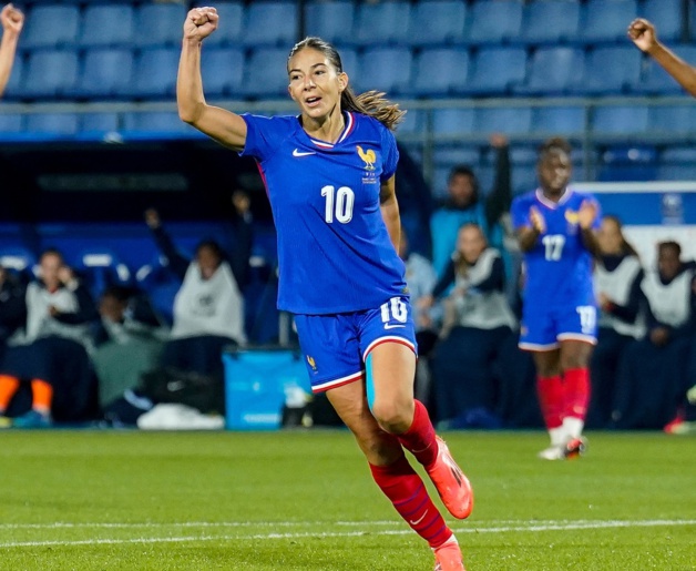 Clara Mateo, poing levé, après l'ouverture du score (photo @equipedefrancef)