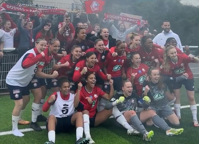 Les Lilloises fêtent la qualification avec leurs supporters (capture LOSC)