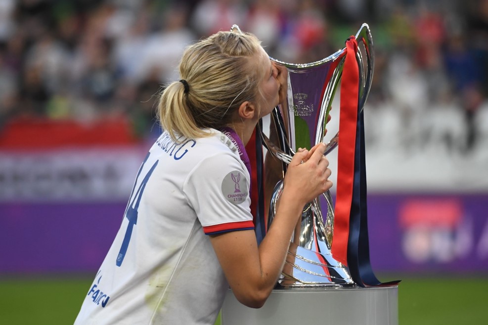 Le trophée avec Ada Hegerberg