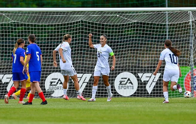 La Serbie devant sur un penalty (photo UEFA.com)