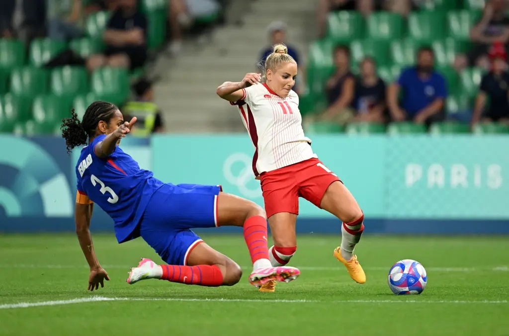 Adriana Leon devant Wendie Renard avant de sortir sur blessure