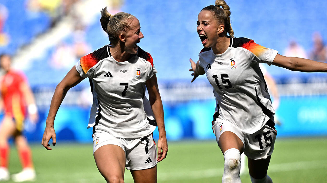 La joie de Schüller et Gwinn après l'ouverture du score (photo DFB.de)