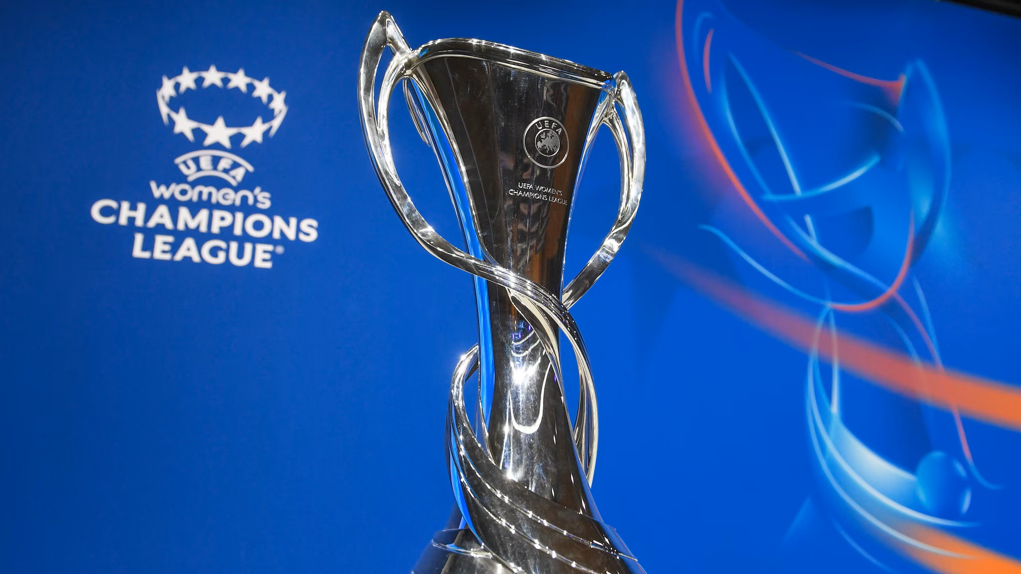 Le trophée européen sera décernée au vainqueur de la finale à Lisbonne en mai prochain (photo UEFA)