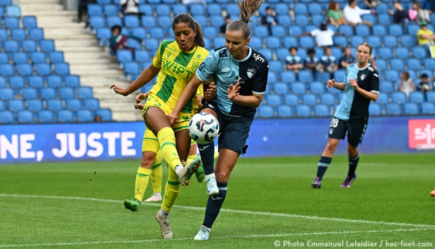 Cosme dégage le ballon devant Enguehard (photo HAC)