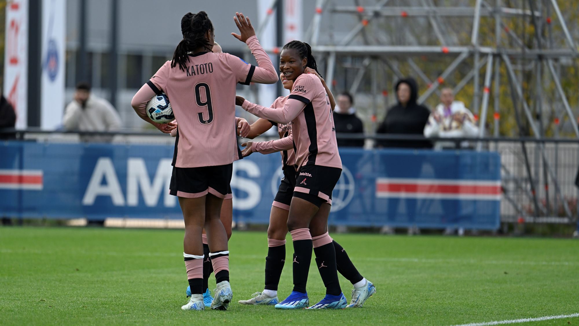 Diarra félicitée par Katoto (photo PSG.fr)