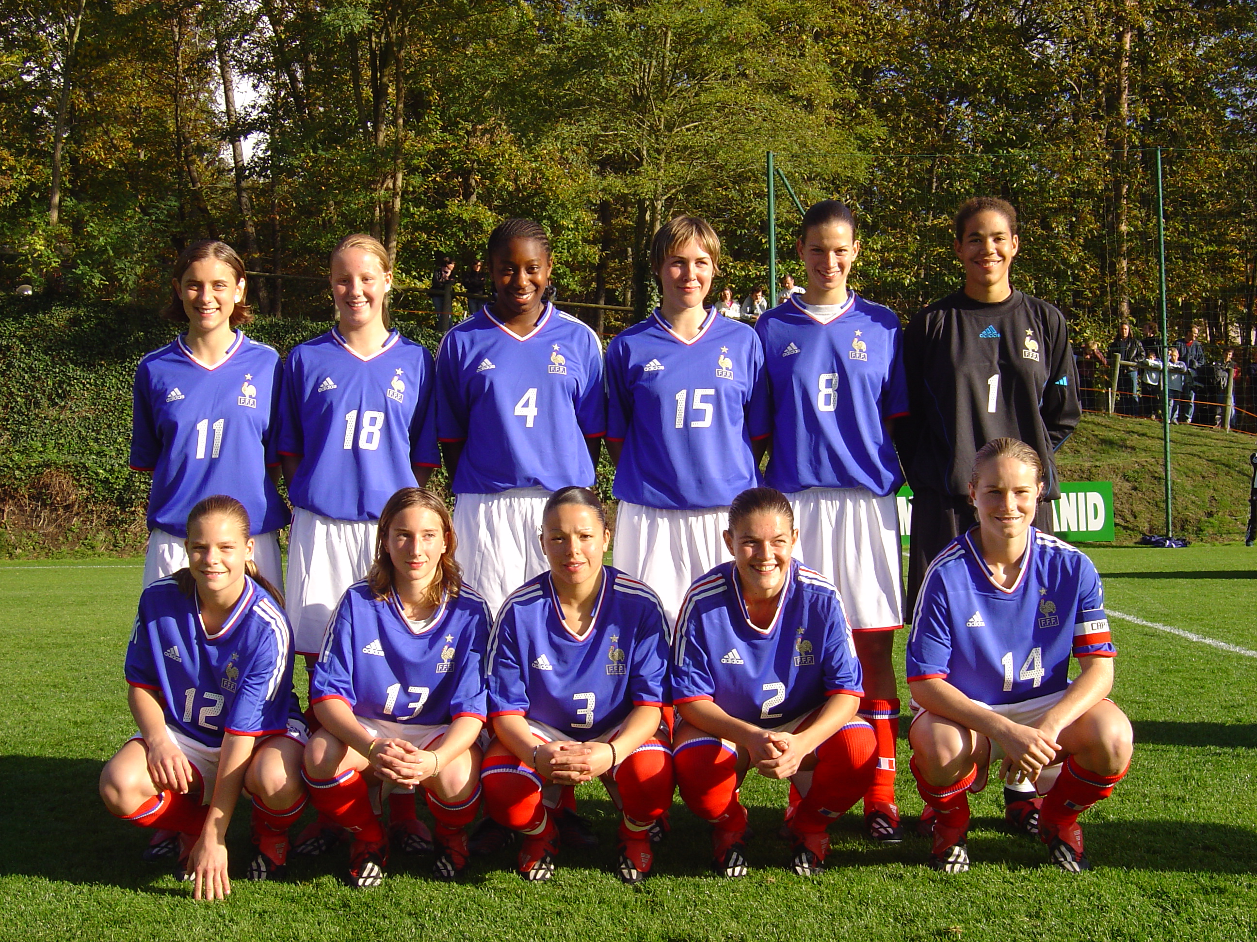 Amandine Henry à droite avec la sélection U17 en 2004 (photo Sébastien Duret)