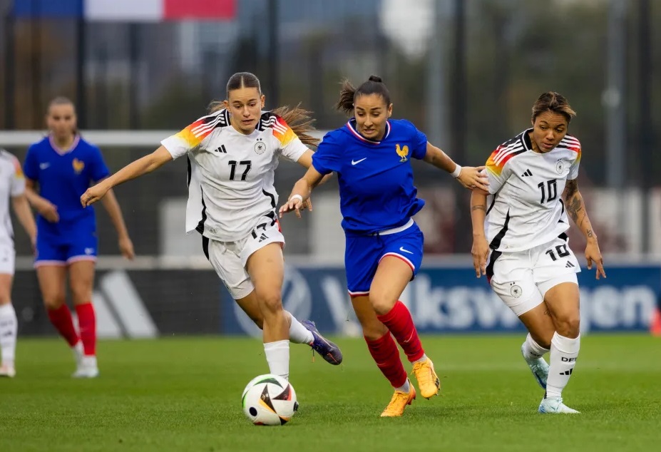 Sonia Ouchene entre deux adversaires (photo Thomas Böcker/DFB)