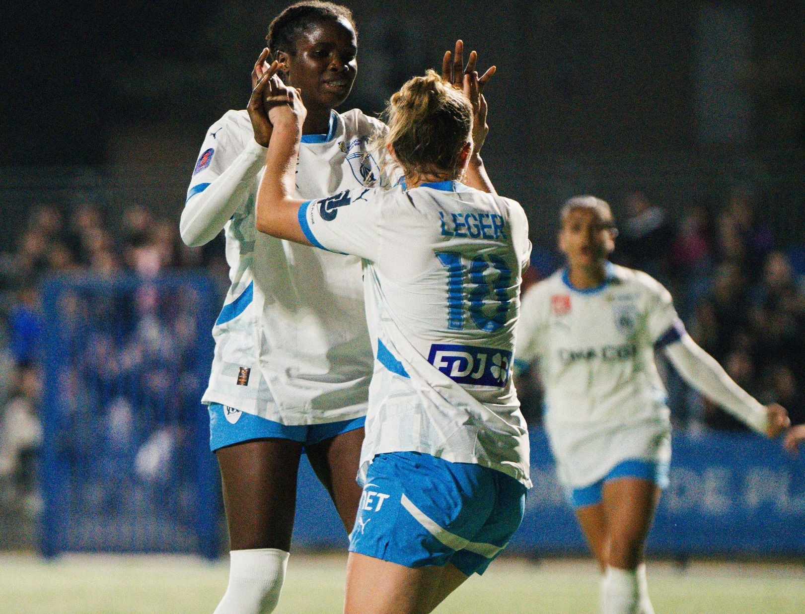 Diop félicite Léger qui a ouvert le score (photo OM féminines)