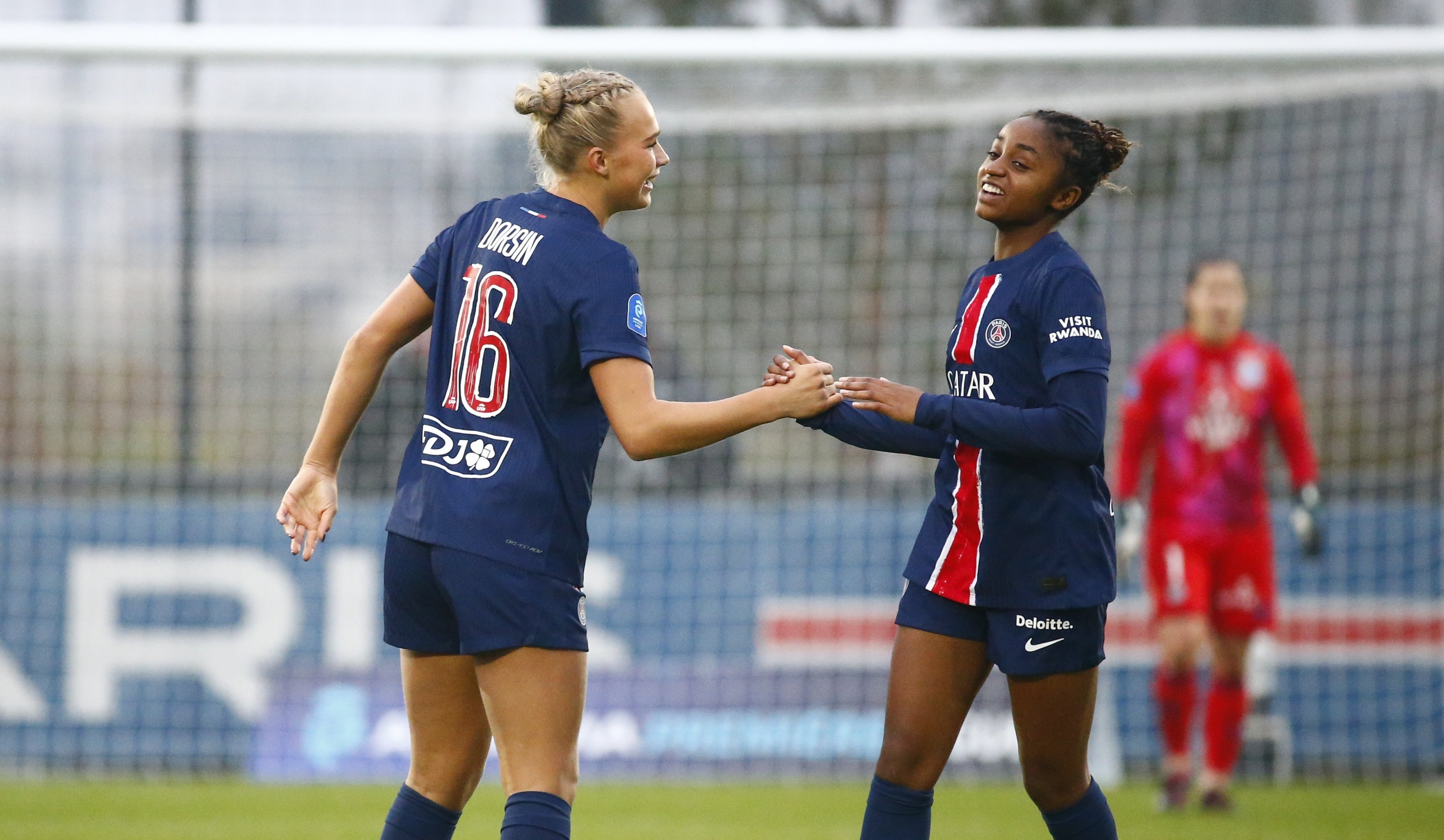 Premier but pour Dorsin, félicitée par Fazer (photo PSG)