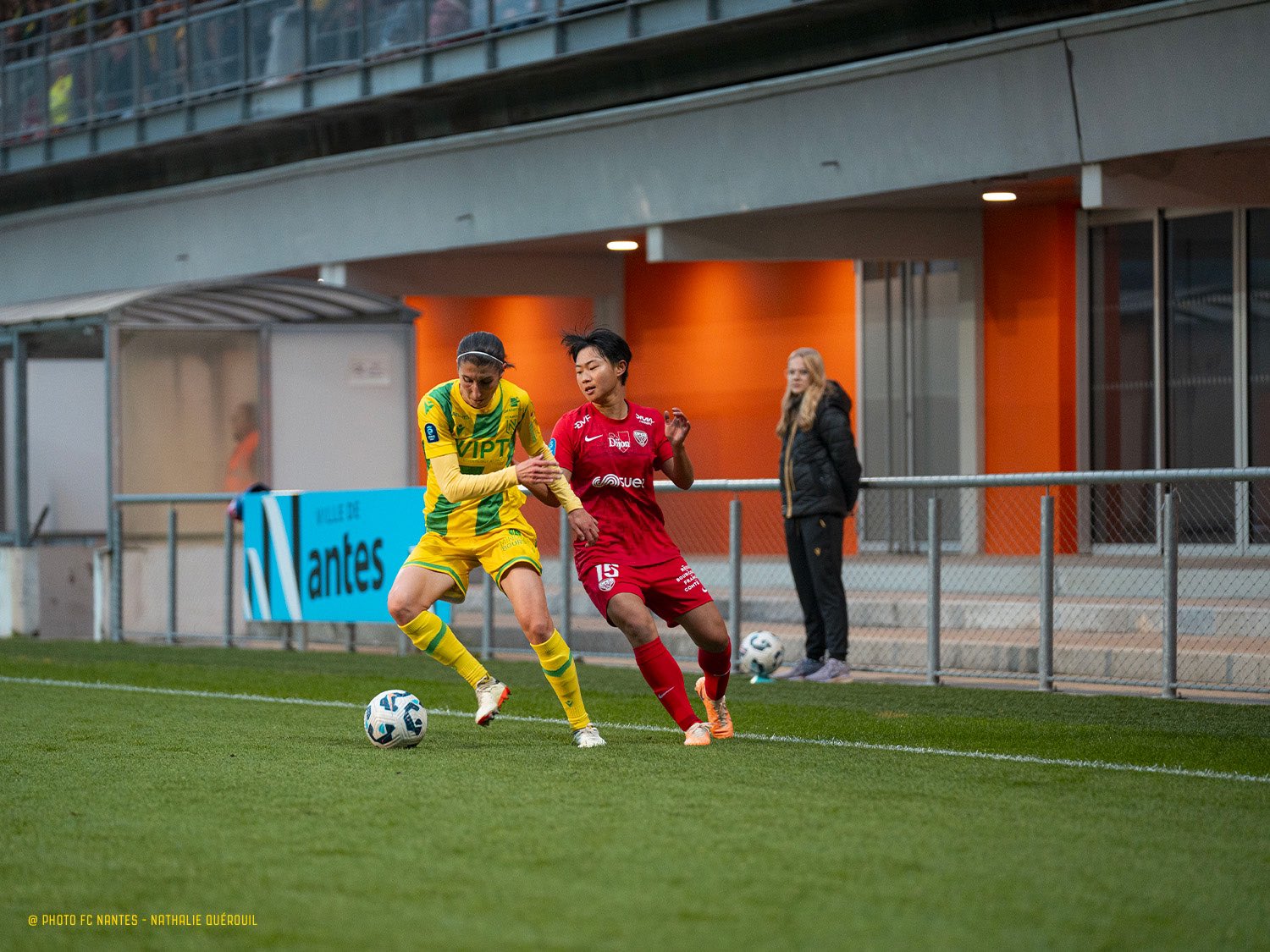 Pasquereau face à Wu, première buteuse (photo Nathalie Querouil/FC Nantes)