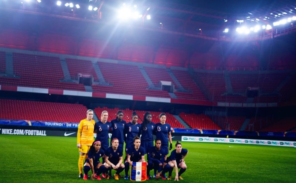 Bleues - FRANCE - MACEDOINE DU NORD aussi à huis clos