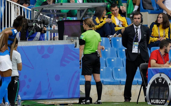 Ligue des Champions - L'arbitre Esther STAUBLI dirigera sa deuxième finale, la première avec la VAR