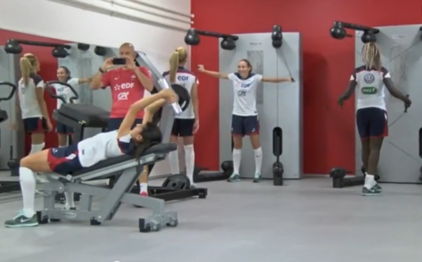 Bleues - Séance de musculation sous la houlette de Frédéric AUBERT (FFF TV)