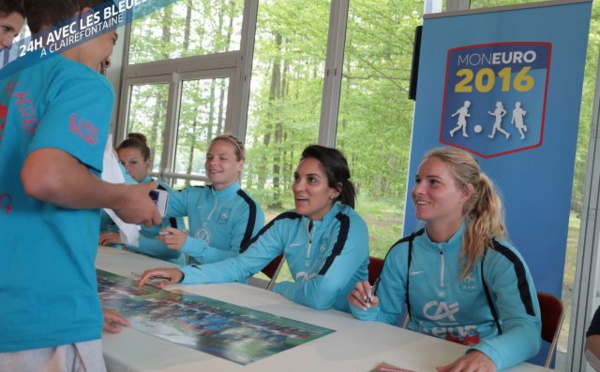 FFF - "24 Heures avec les Bleues" pour les élèves lauréats du foot à l'école (Clip FFF TV)