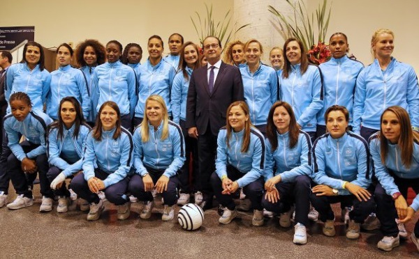 Bleues - François HOLLANDE salue les Tricolores avant leur départ