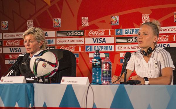 Bleues - Avant FRANCE - ALLEMAGNE : Silvia NEID : "Les Françaises sentent que c'est à leur tour de remporter un titre"