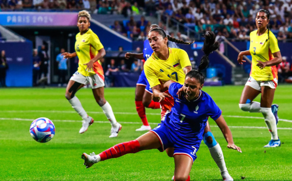 Sakina Karchaoui bousculée comme les Bleues par les Colombiennes (photo FFF)