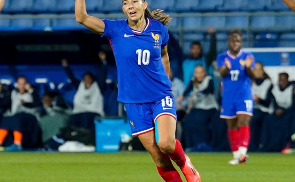 Clara Mateo, poing levé, après l'ouverture du score (photo @equipedefrancef)