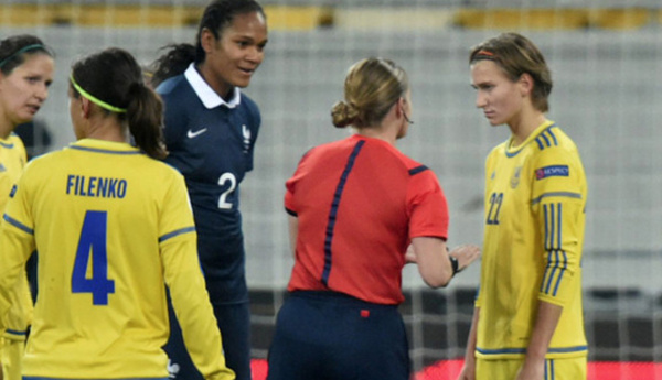 Bleues - Wendie RENARD : les ligaments ne sont pas touchés