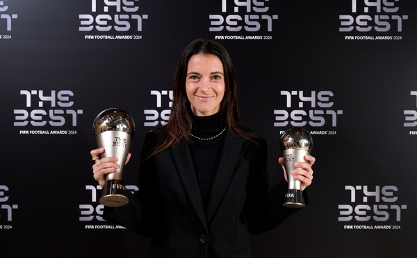 Aitana Bonmatí conserve son trophée (photo FIFA)