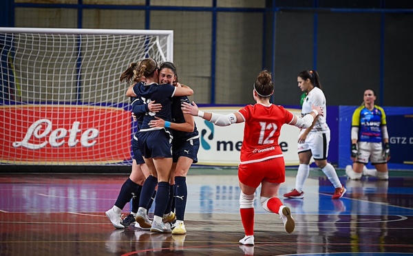 Juliette Moreau félicitée après le but victorieux (photo FWEC)