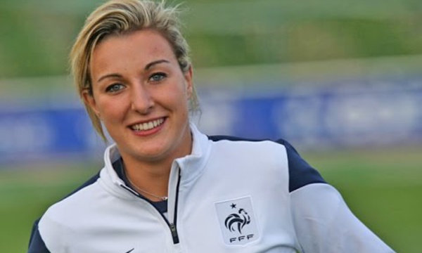 Bleues - Claire LAVOGEZ : "Jamais je n'aurai vécu ça sans jouer au football" (vidéo FFF TV)