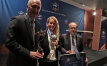 Bleues - Le trophée du ballon d'Argent à Amandine HENRY et du Fair-Play de la Coupe du Monde remis